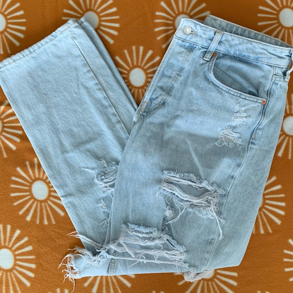 90’s Boyfriend High Waisted Light Blue Distressed Women's Jeans US 6